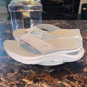 “SOLD”Skechers Women's Light Gray Arch Support Flip Flop Sandals - Size 8